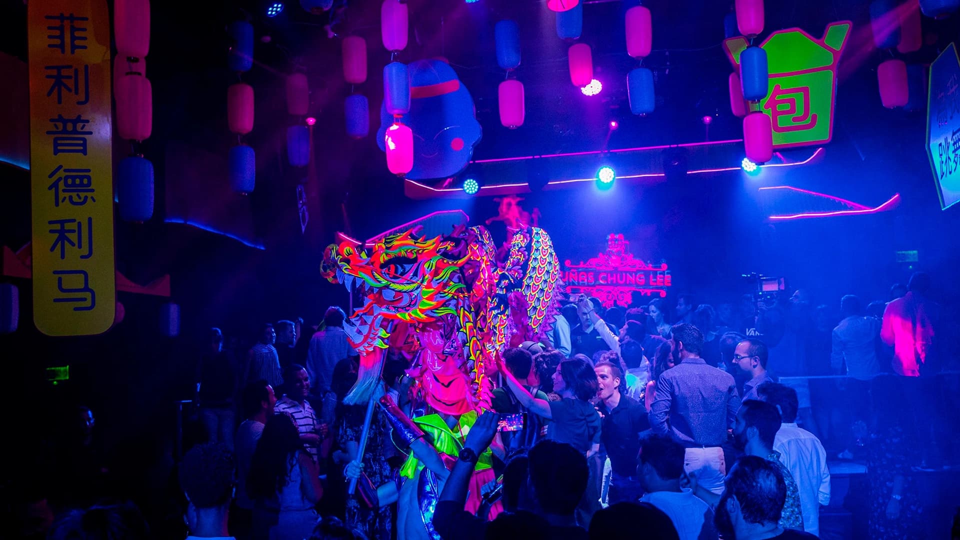 Fiesta de empresa con luces de colores en la pista de baile
