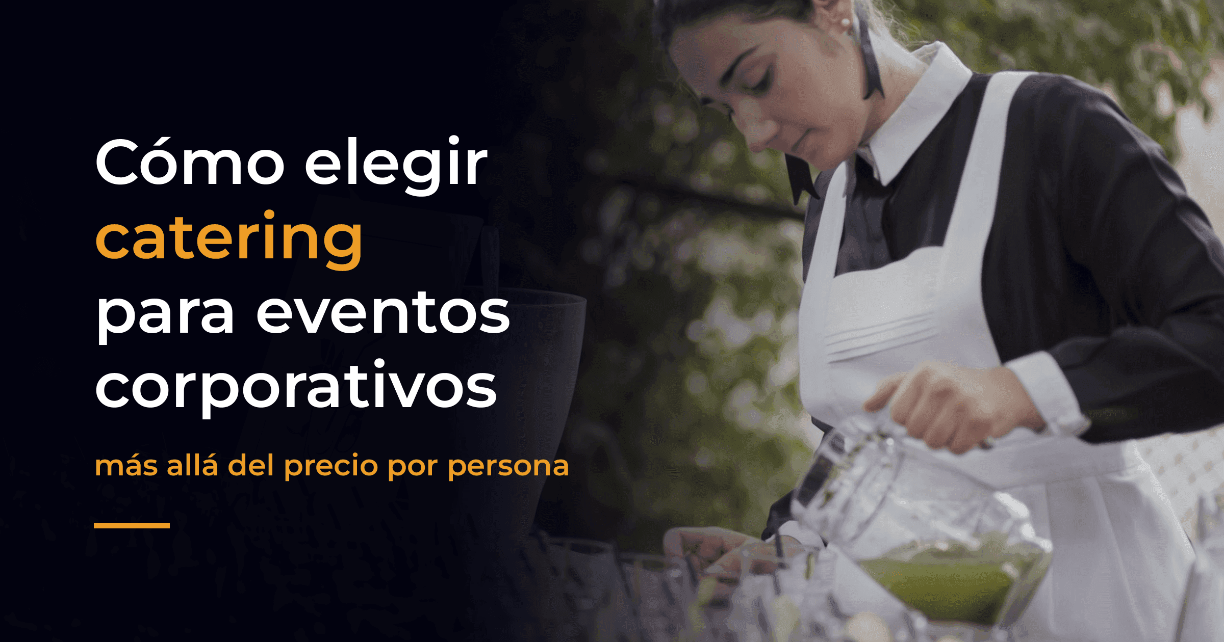 Personal de catering sirviendo bebidas en un evento corporativo al aire libre, con la cristalería preparada sobre la mesa Personal de catering sirviendo bebidas en un evento corporativo al aire libre, con la cristalería preparada sobre la mesa