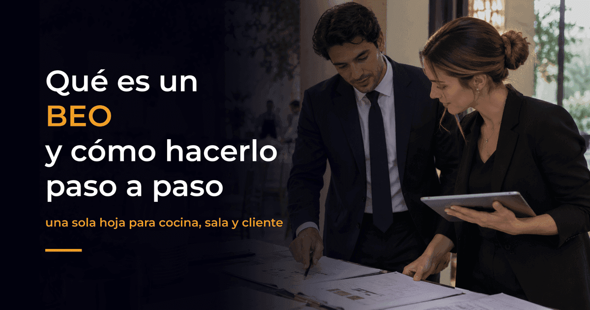 Dos organizadores de eventos revisan sobre una mesa los planos y el orden del servicio de un banquete, con una tablet, mientras el equipo de sala monta las mesas al fondo. Dos organizadores de eventos revisan sobre una mesa los planos y el orden del servicio de un banquete, con una tablet, mientras el equipo de sala monta las mesas al fondo.