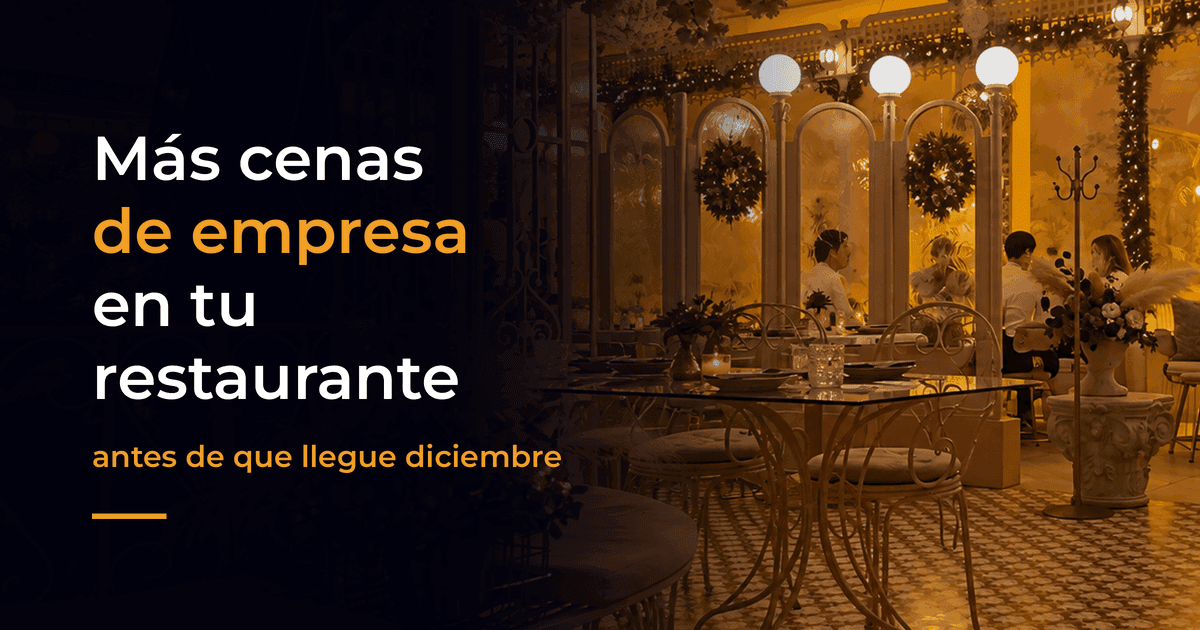 Comedor de restaurante con decoración navideña, coronas, guirnaldas y luces cálidas, con comensales cenando en las mesas del fondo Comedor de restaurante con decoración navideña, coronas, guirnaldas y luces cálidas, con comensales cenando en las mesas del fondo